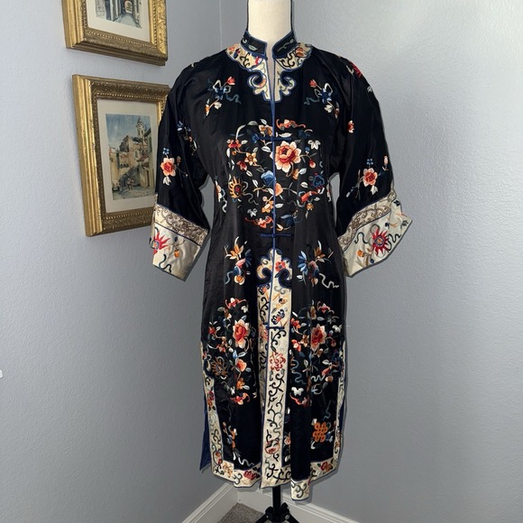 Early/mid Century Chinese Silk Embroidered Robe Floral Kimono Style Lined
